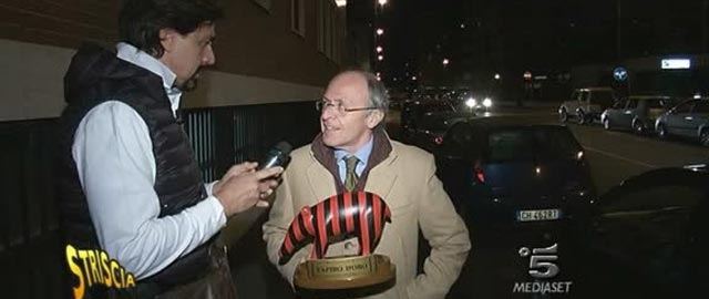 Staffelli consegna un Tapiro rossonero a Carlo Pellegatti