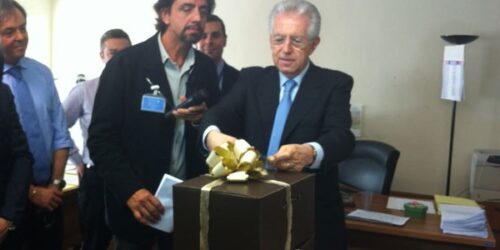 Striscia la Notizia, Mario Monti riceve tutti i casi di sprechi degli ultimi anni