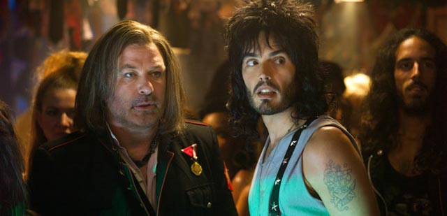 Alec Baldwin con Russell Brand in Rock of Ages