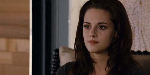 Bella cerca di comportarsi da umana nella clip da Twilight Breaking Dawn Parte 2