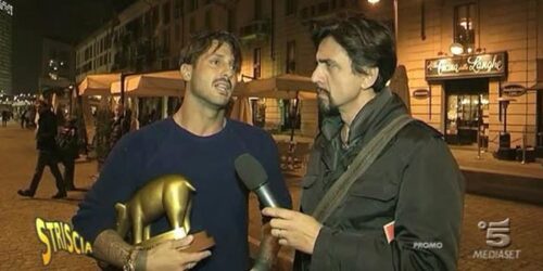 Striscia la Notizia, Tapiro d’oro a Fabrizio Corona perchè nel suo libro non viene menzionato il cappellano di San Vittore