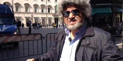 Striscia la Notizia: Friscia come Beppe Grillo bacchetta i politici