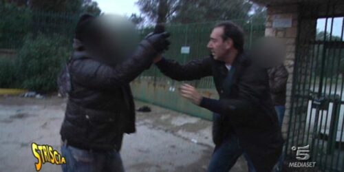 Striscia la notizia: Fabio e Mingo vengono aggrediti dal sedicente assicuratore