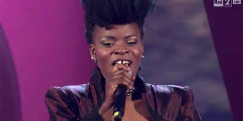 The Voice 2014, Live 2: Esther Oluloro canta ‘Talkin’ bout a revolution’