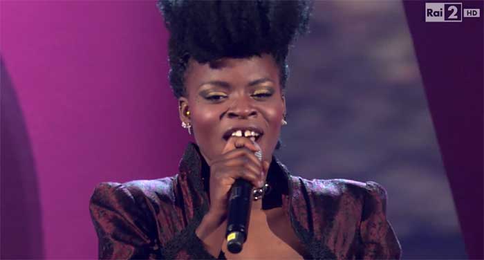 The Voice 2014, Live 2: Esther Oluloro canta 'Talkin' bout a revolution'