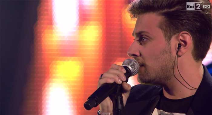 The Voice 2014, Live 3: Stefano Corona canta 'Who wants to live forever'