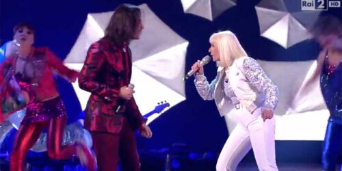 The Voice 2014, Finale: Raffaella Carrà e Tommaso Pini cantano ‘It’s raining men’