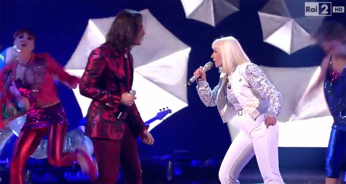 The Voice 2014, Finale: Raffaella Carrà e Tommaso Pini cantano 'It's raining men'