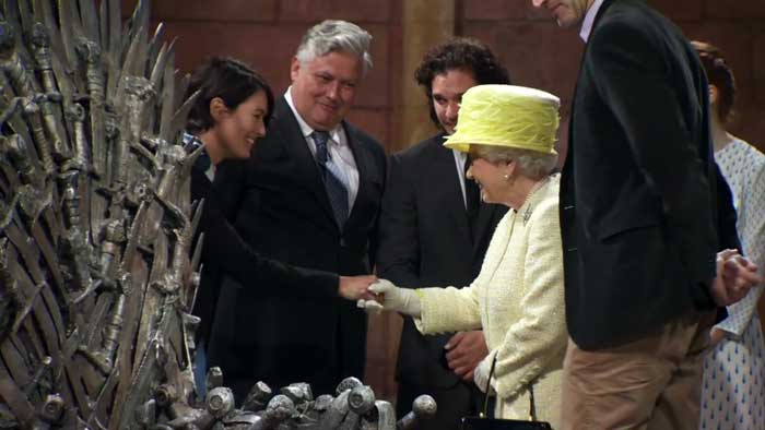 Video: La regina d'Inghilterra visita il Set di Game of Thrones