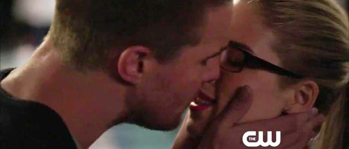 Arrow: il Promo con il bacio tra Oliver-Felicity