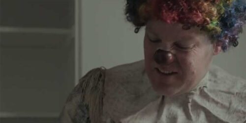 Clown – Clip Kent non riesce a togliere il costume