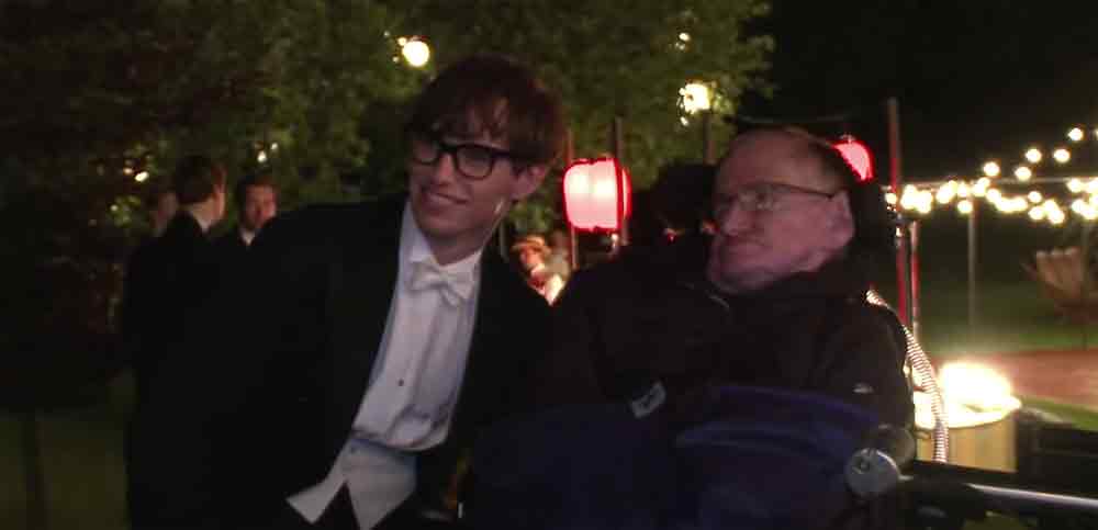 La Teoria del Tutto: Featurette Stephen Hawking sul set del film