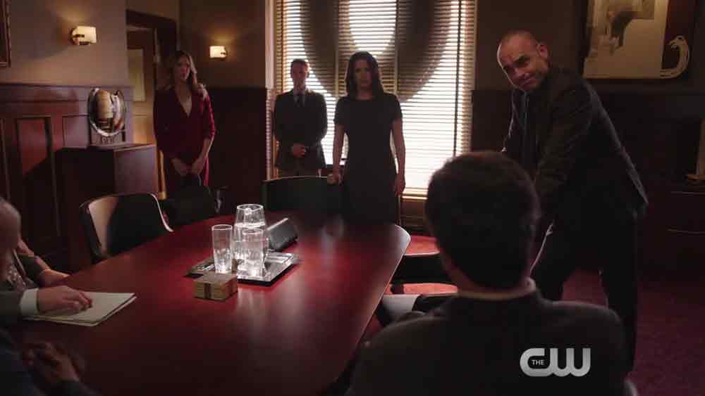 Arrow 3x11 Midnight City - Clip