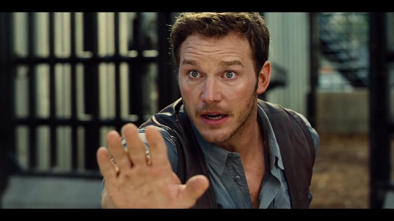 Jurassic World - Clip Owen salva un lavorante