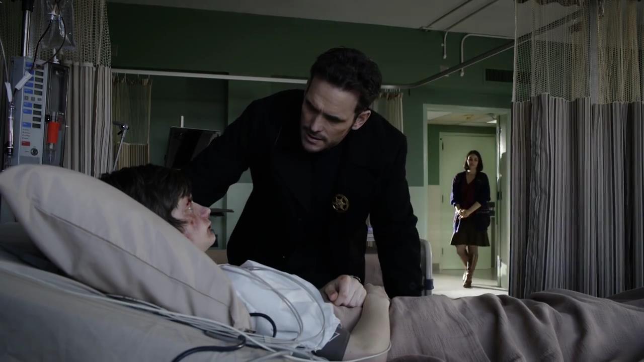 Wayward Pines - 1x08 The Friendliest Place on Earth - Clip Concussion