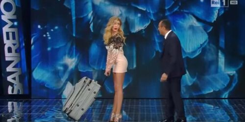 Sanremo 2016 – Belen (Virginia Raffaele) col trolley con il paparazzo a mano