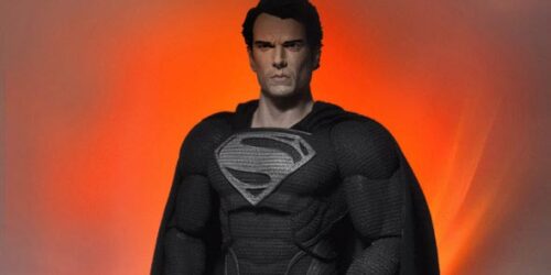 Henry Cavill anticipa il costume scuro di Superman