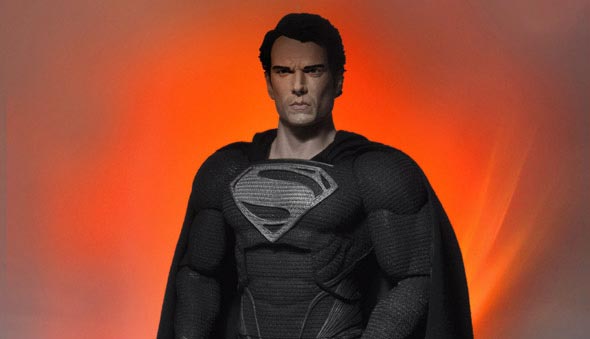 Henry Cavill anticipa il costume scuro di Superman