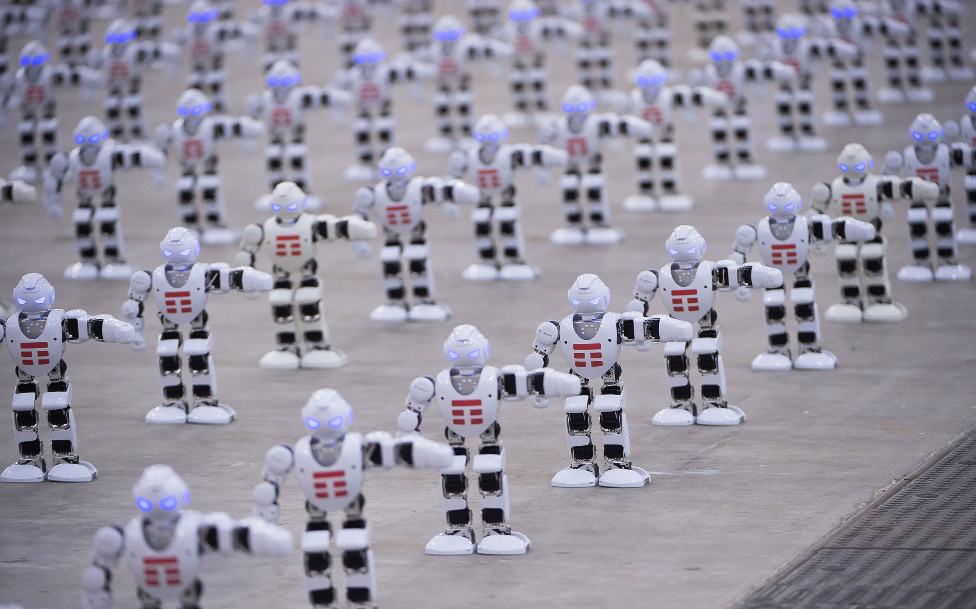 TIM fa ballare 1.372 robot, un Guinness World Record