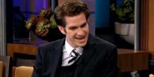 Andrew Garfield confessa di ammirare Ryan Gosling al Tonight Show (video)