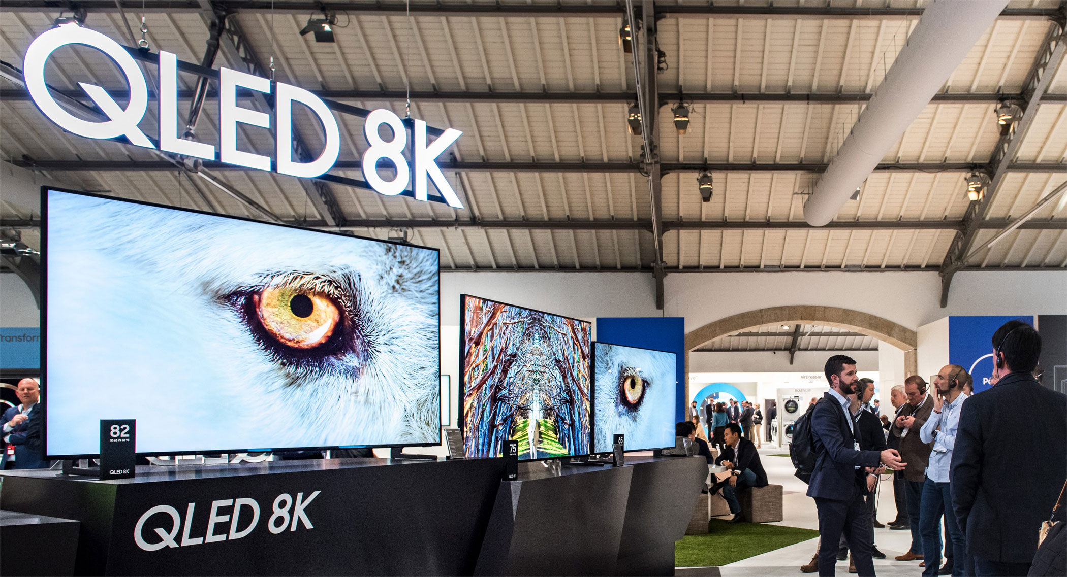 Samsung con la gamma 2019 d QLED TV [credit: Samsung newsroom]