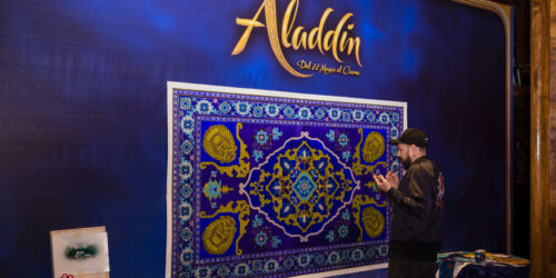 Aladdin, il Tappeto Magico re-interpretato con la tecnica dello stencil all’anteprima milanese