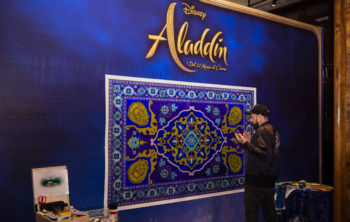 Aladdin, il Tappeto Magico re-interpretato con la tecnica dello stencil all'anteprima milanese