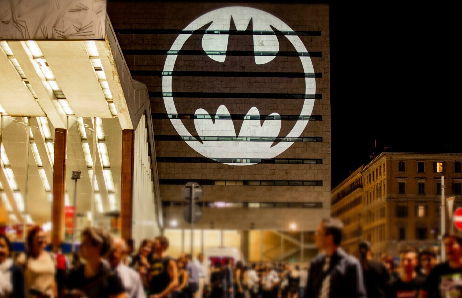 Il Bat-Segnale comparso a Piazza dei Cinquecento sulla facciata di Roma Termini [credit: courtesy of Warner Bros. Entertainment Italia]