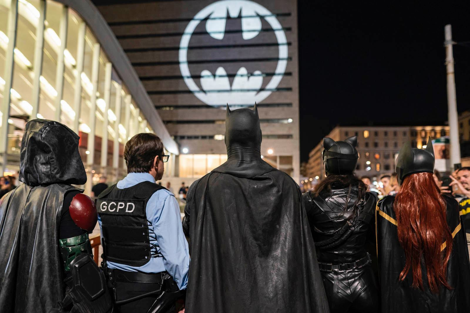 Il Bat-Segnale comparso a Piazza dei Cinquecento sulla facciata di Roma Termini [credit: courtesy of Warner Bros. Entertainment Italia]