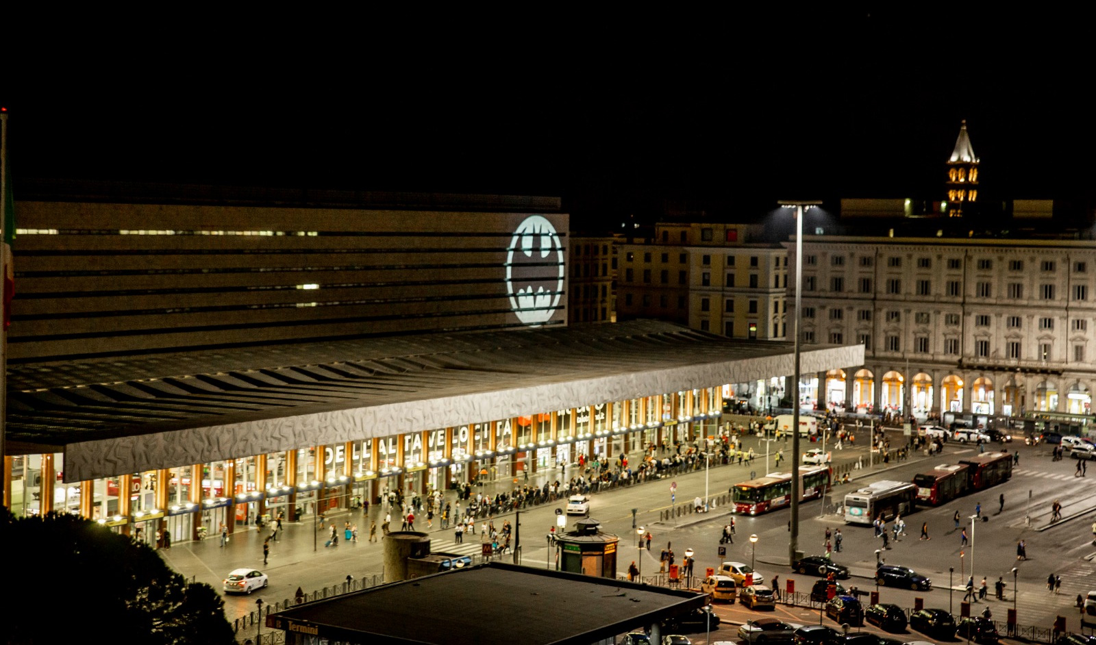 Il Bat-Segnale comparso a Piazza dei Cinquecento sulla facciata di Roma Termini [credit: courtesy of Warner Bros. Entertainment Italia]