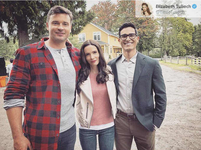 Elizabeth Tulloch, Tyler Hoechlin, Tom Welling sul set di Supergirl