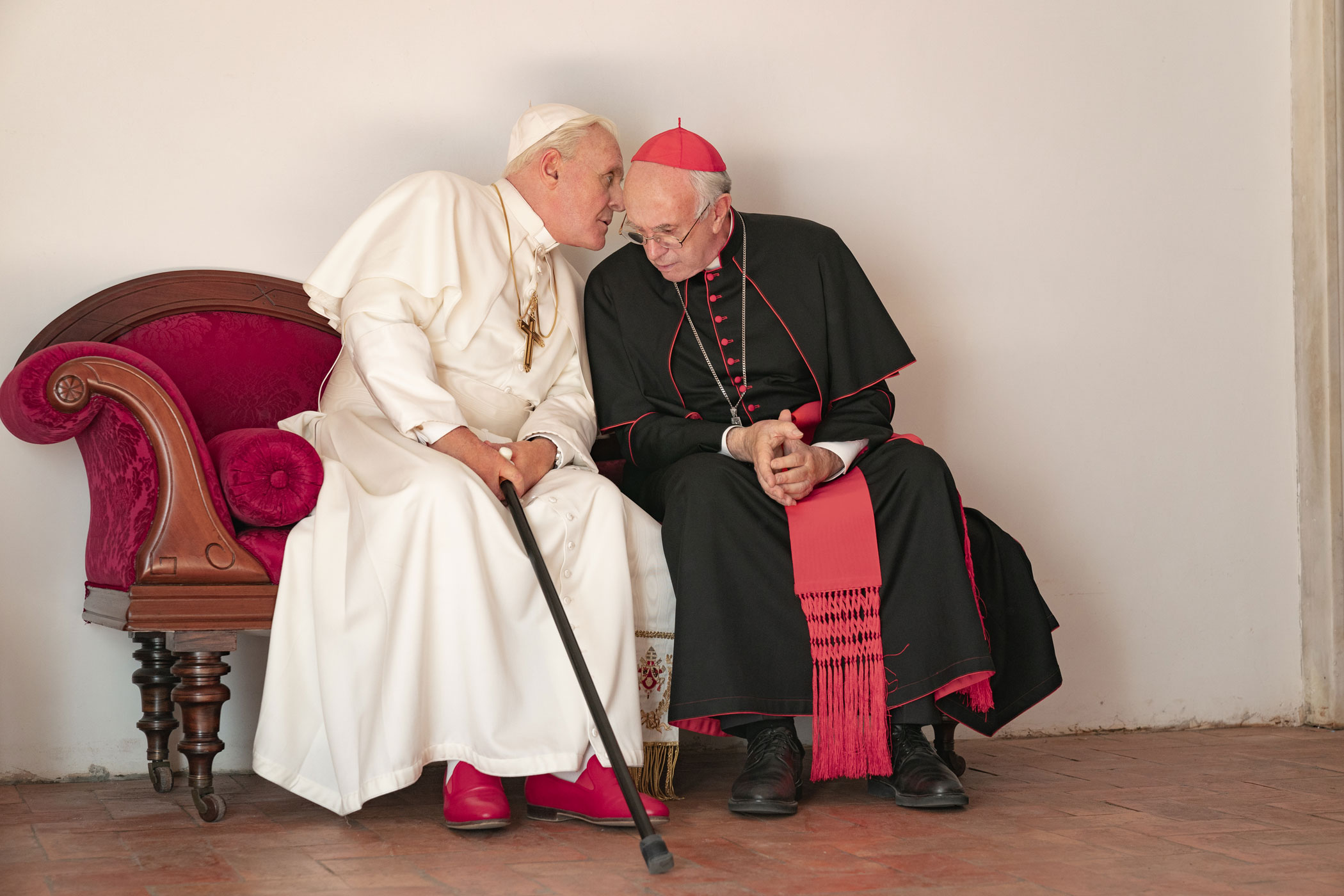 The Two Popes, prima immagine ufficiale dal film Netflix con Jonathan Pryce ed Anthony Hopkins [credit: foto di Peter Mountain; Netflix]