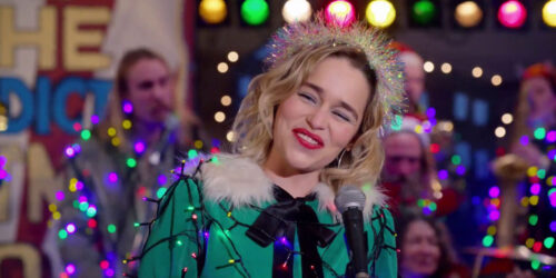 Il talento canoro di Emilia Clarke in Last Christmas – Featurette