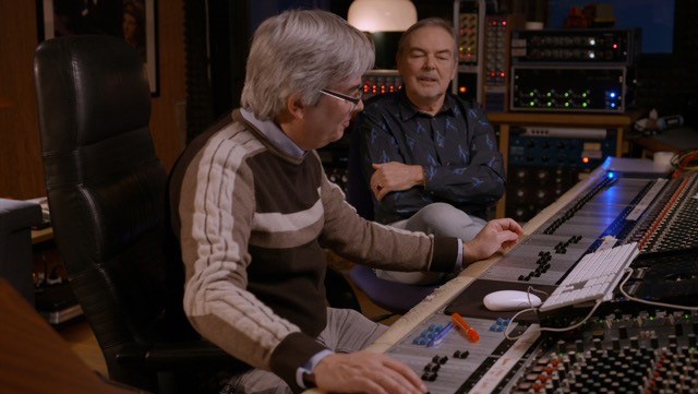 Al mixer Mauro Pagani nello speciale di 33 Giri - Italian Masters su Sky Arte per gli 80 anni dalla nascita di Fabrizio De Andrè [credit: Sky]