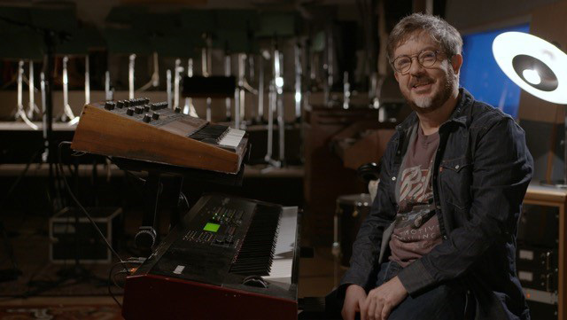 Rocco Tanica nello speciale di 33 Giri - Italian Masters su Sky Arte per gli 80 anni dalla nascita di Fabrizio De Andrè [credit: Sky]