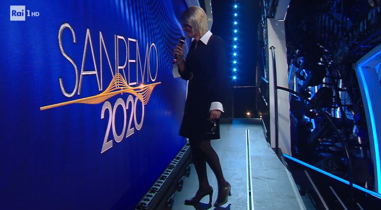 Fiorello vestito da Maria De Filippi apre la Seconda Serata di Sanremo 2020