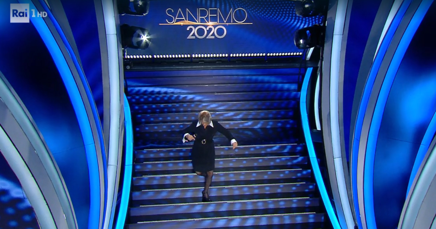 Fiorello vestito da Maria De Filippi apre la Seconda Serata di Sanremo 2020