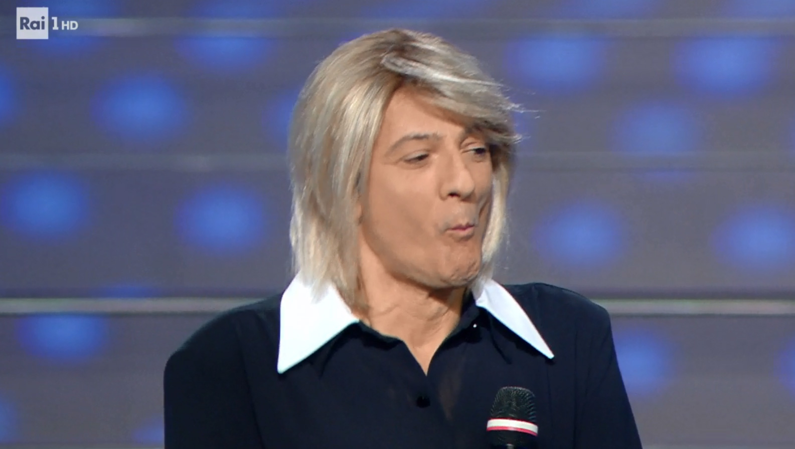 Fiorello vestito da Maria De Filippi apre la Seconda Serata di Sanremo 2020