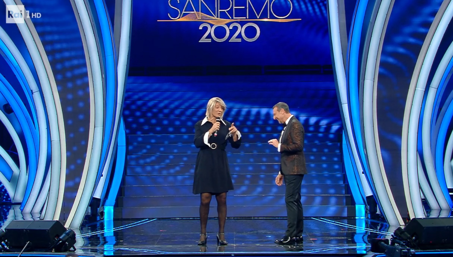 Fiorello vestito da Maria De Filippi apre la Seconda Serata di Sanremo 2020