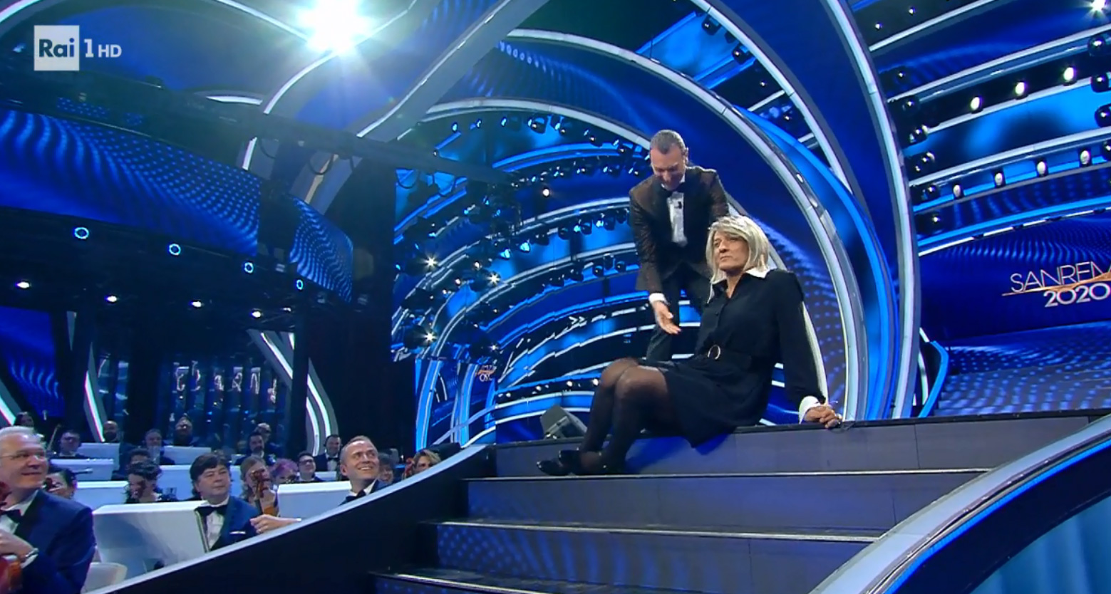 Fiorello vestito da Maria De Filippi apre la Seconda Serata di Sanremo 2020