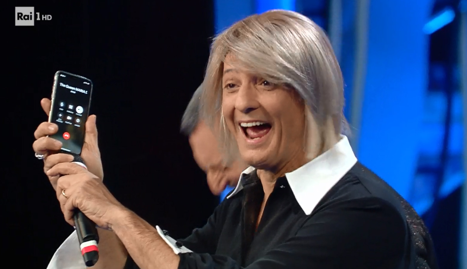 Fiorello vestito da Maria De Filippi apre la Seconda Serata di Sanremo 2020