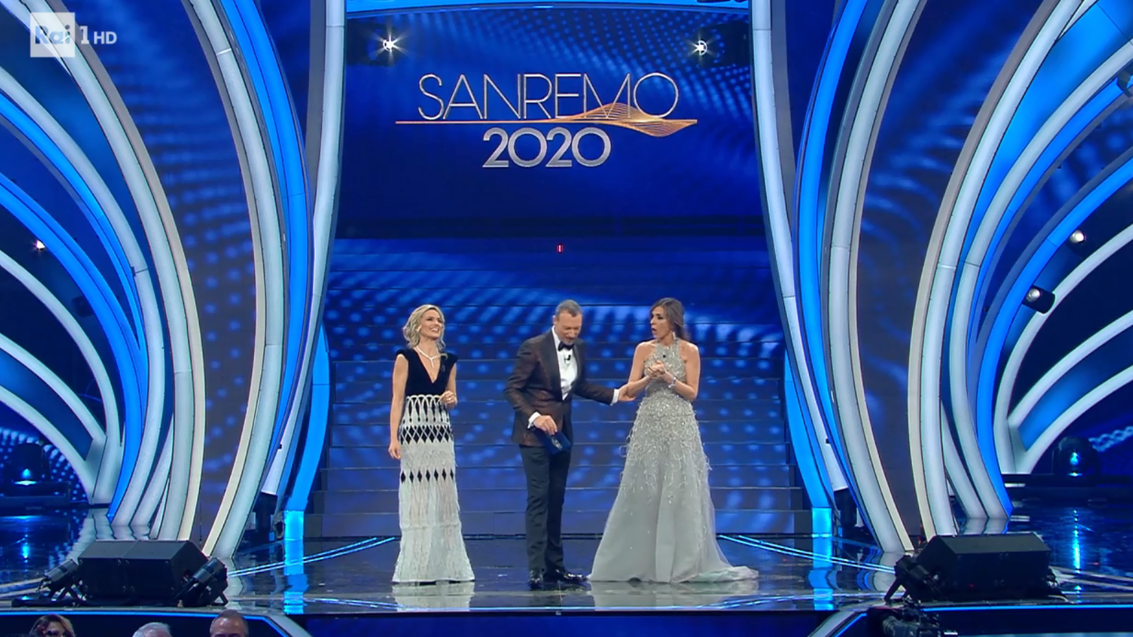 Laura Chimenti e Emma D'Aquino sul palco di Sanremo 2020