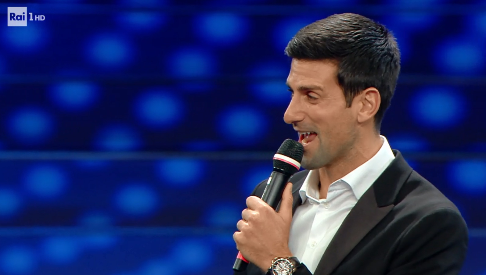 Novak Đoković canta assieme con Fiorello il ritornello di 'Terra Promessa' a Sanremo 2020