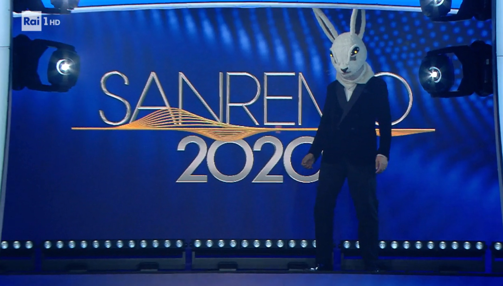 Fiorello vestito da Coniglio a Sanremo 2020