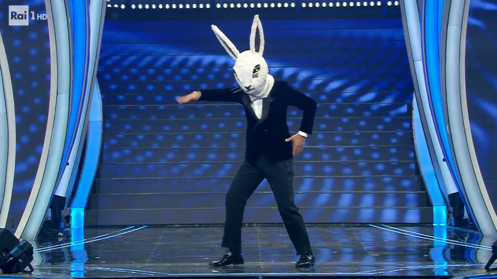 Fiorello vestito da Coniglio a Sanremo 2020