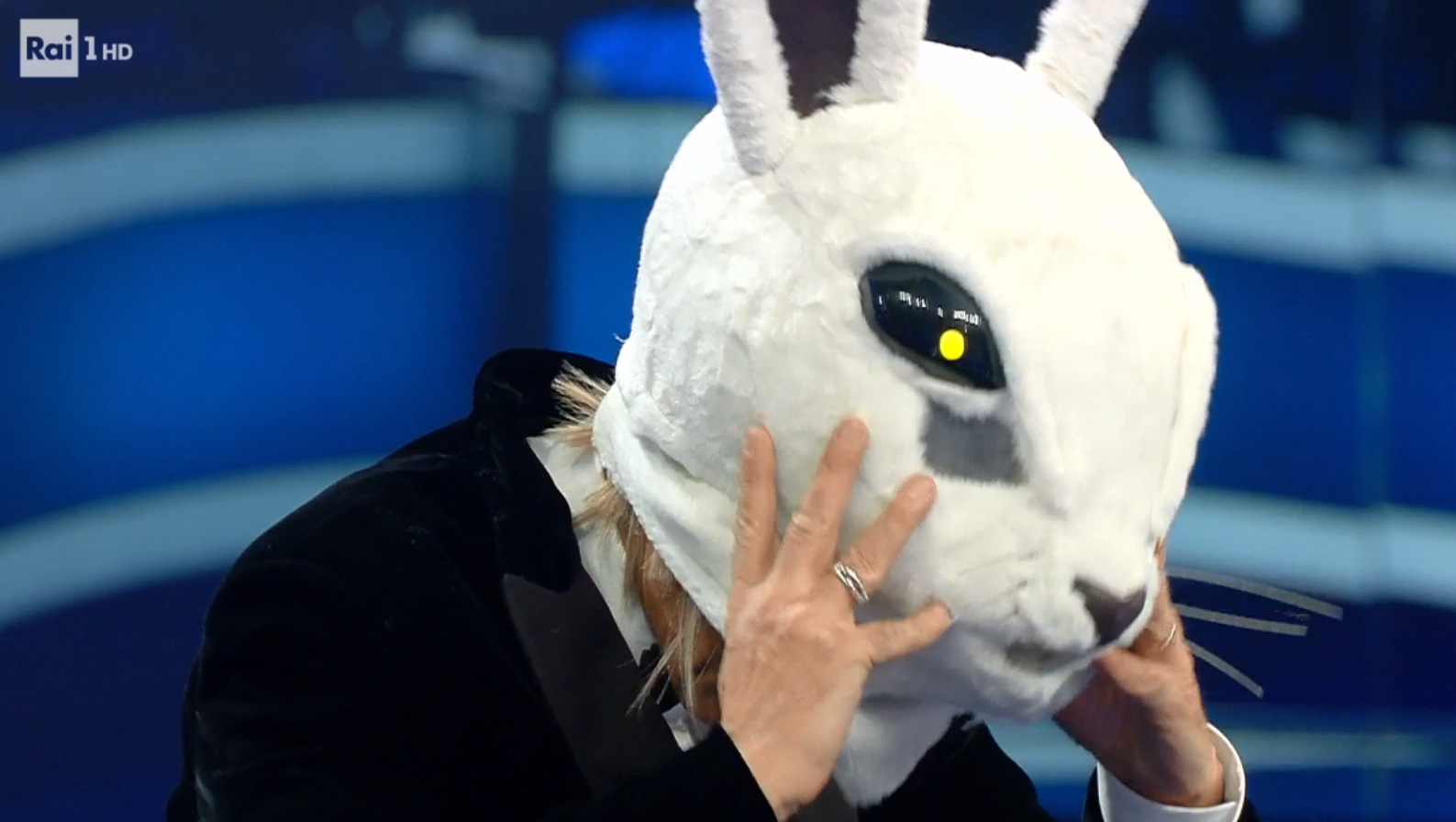 Fiorello vestito da Coniglio a Sanremo 2020