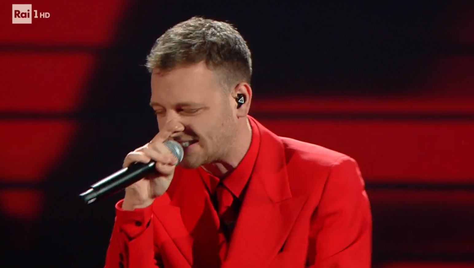 Anastasio con 'Rosso di rabbia' nella Quarta Serata di Sanremo 2020