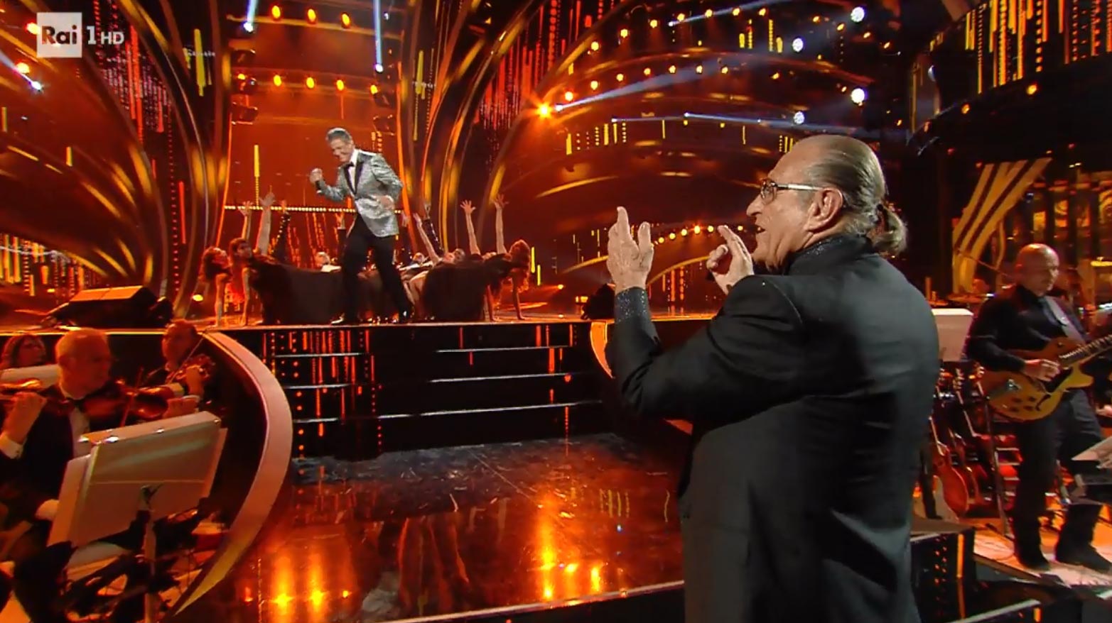 Fiorello canta "Quando Quando Quando" con Tony Renis nella Quarta Serata di Sanremo 2020