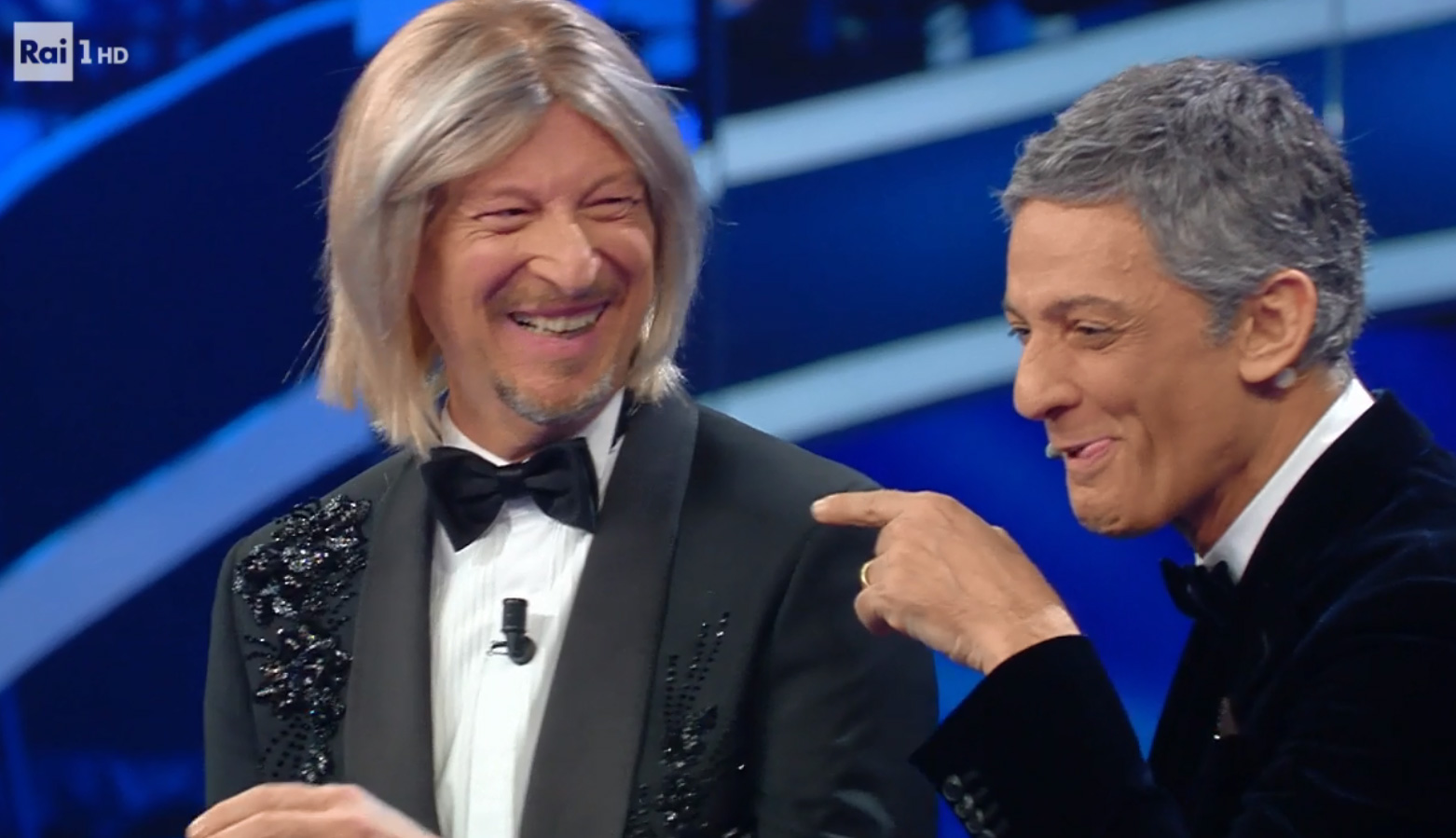 Amadeus con la parrucca di Maria De Dilippi nella Finale di Sanremo 2020