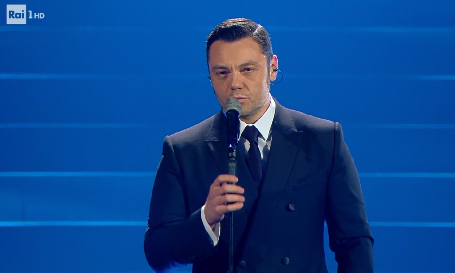 Tiziano Ferro canta 'Alla mia età' nella finale di Sanremo 2020